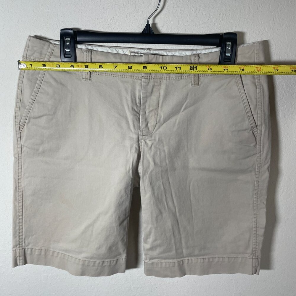 Women’s Old Navy Khaki Perfect Bermuda Shorts Low Rise, Size 8 - Picture 4 of 7